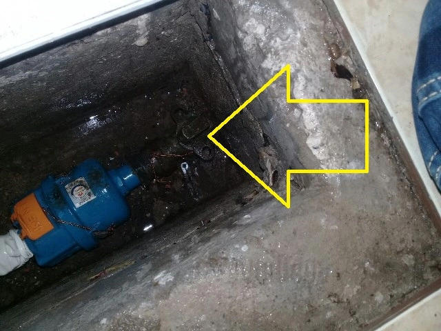 Rò rỉ tại điểm kết nối giữa đồng hồ và hệ thống ống