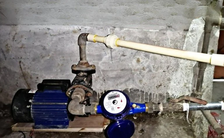 Lỗi lắp đặt đồng hồ nước quá gần máy bơm